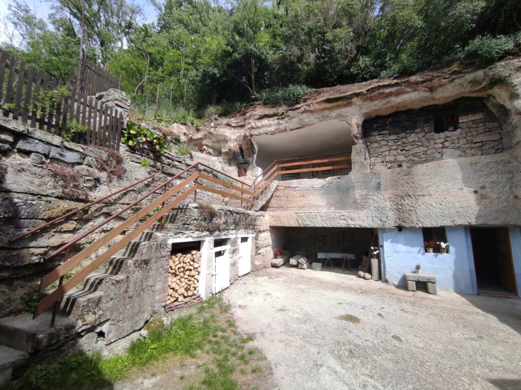 obec brhlovce kamenné obydlia